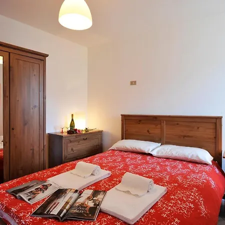 Apartment Sleeps 6 *