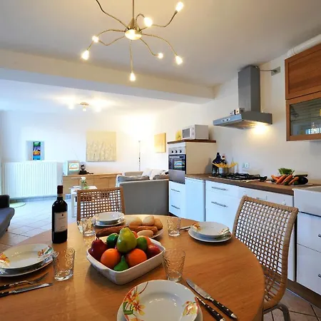 Sleeps 6 Apartment Musso
